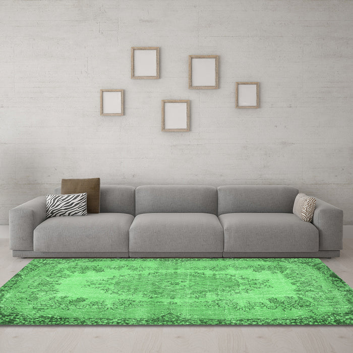 Machine Washable Persian Emerald Green Traditional Area Rugs in a Living Room,, wshtr3989emgrn
