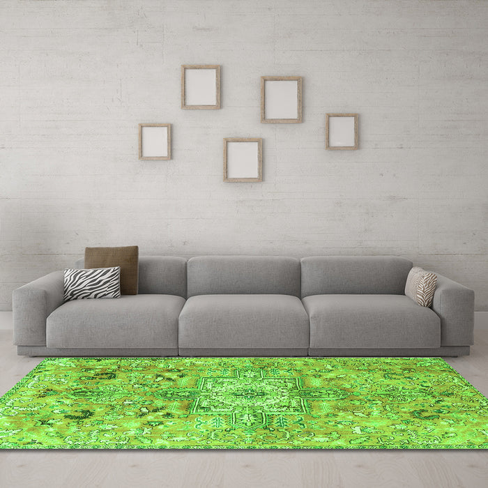 Machine Washable Persian Green Traditional Area Rugs in a Living Room,, wshtr4009grn