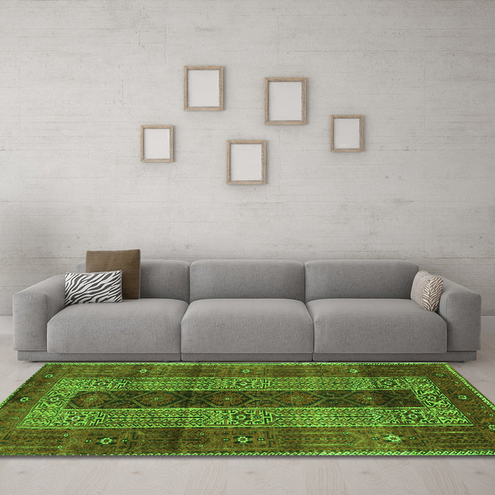 Machine Washable Persian Green Traditional Area Rugs in a Living Room,, wshtr4017grn