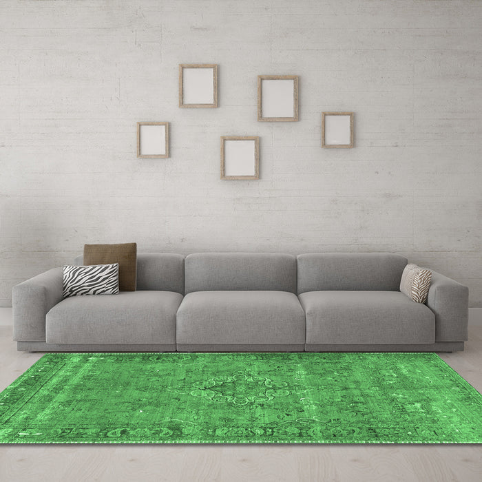 Machine Washable Persian Emerald Green Traditional Area Rugs in a Living Room,, wshtr4026emgrn