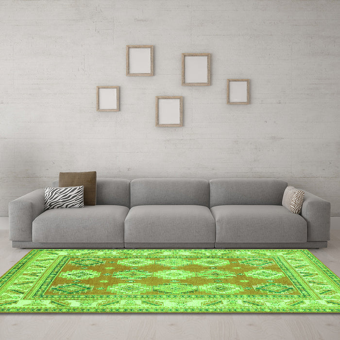 Machine Washable Geometric Green Traditional Area Rugs in a Living Room,, wshtr403grn