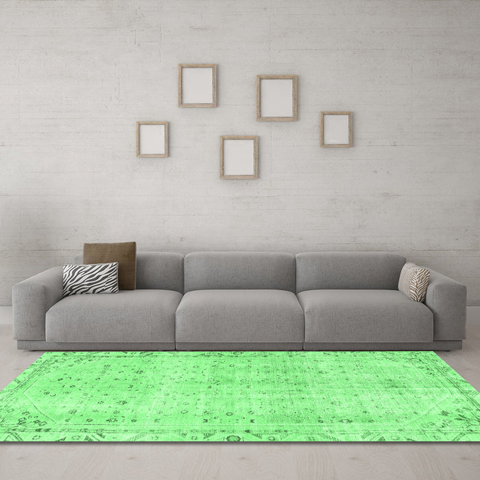 Machine Washable Persian Emerald Green Traditional Area Rugs in a Living Room,, wshtr4062emgrn