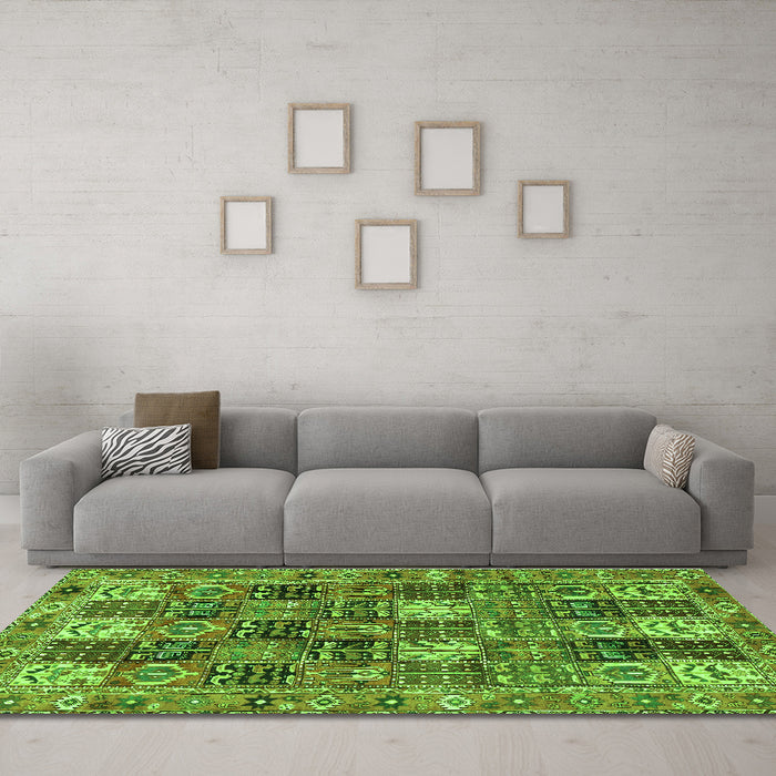 Machine Washable Persian Green Traditional Area Rugs in a Living Room,, wshtr4082grn
