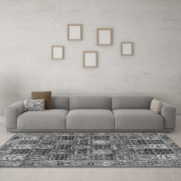 Machine Washable Persian Gray Traditional Rug in a Living Room,, wshtr4082gry