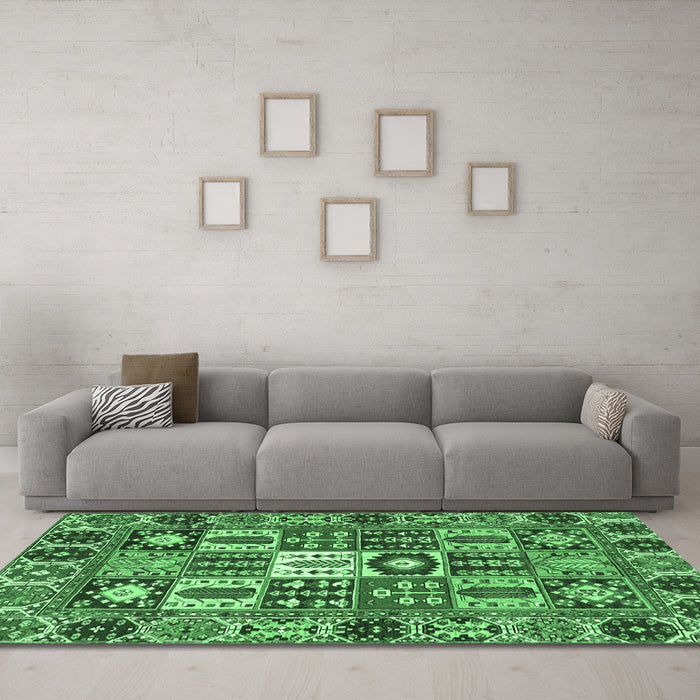 Machine Washable Persian Emerald Green Traditional Area Rugs in a Living Room,, wshtr4102emgrn