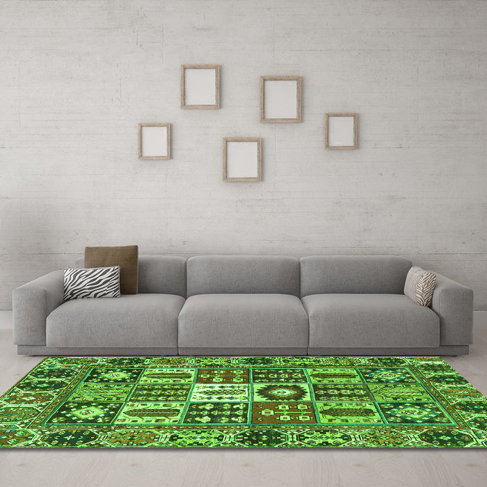 Machine Washable Persian Green Traditional Area Rugs in a Living Room,, wshtr4102grn