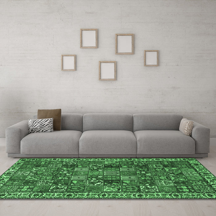 Machine Washable Persian Emerald Green Traditional Area Rugs in a Living Room,, wshtr4121emgrn