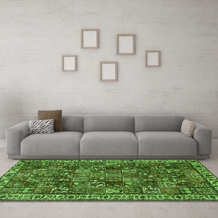 Machine Washable Persian Green Traditional Area Rugs in a Living Room,, wshtr4121grn