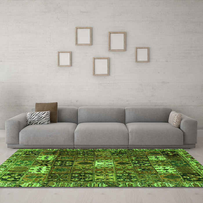 Machine Washable Persian Green Traditional Area Rugs in a Living Room,, wshtr4131grn