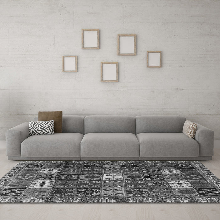 Machine Washable Persian Gray Traditional Rug in a Living Room,, wshtr4131gry