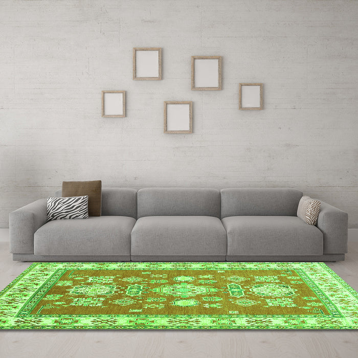 Machine Washable Geometric Green Traditional Area Rugs in a Living Room,, wshtr415grn