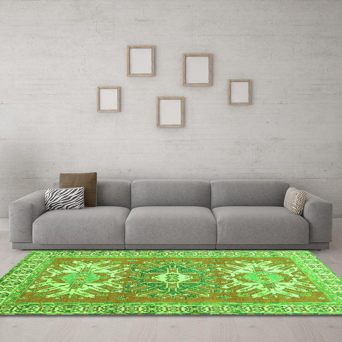 Machine Washable Geometric Green Traditional Area Rugs in a Living Room,, wshtr418grn