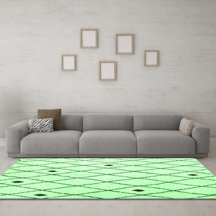 Machine Washable Persian Emerald Green Traditional Area Rugs in a Living Room,, wshtr4190emgrn