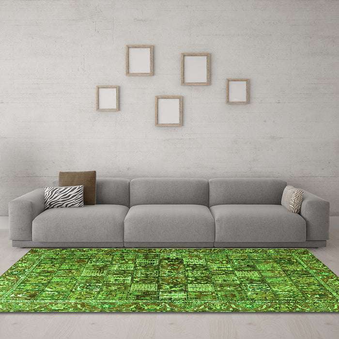 Machine Washable Persian Green Traditional Area Rugs in a Living Room,, wshtr4197grn