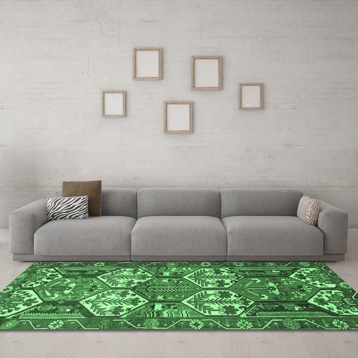 Machine Washable Persian Emerald Green Traditional Area Rugs in a Living Room,, wshtr4235emgrn