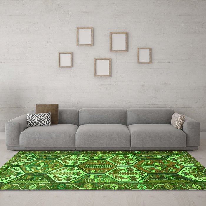 Machine Washable Persian Green Traditional Area Rugs in a Living Room,, wshtr4235grn