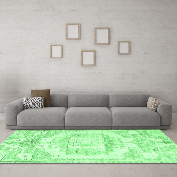 Machine Washable Persian Emerald Green Traditional Area Rugs in a Living Room,, wshtr4260emgrn