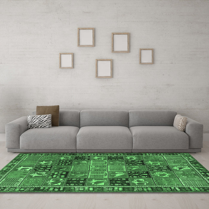Machine Washable Persian Emerald Green Traditional Area Rugs in a Living Room,, wshtr4290emgrn