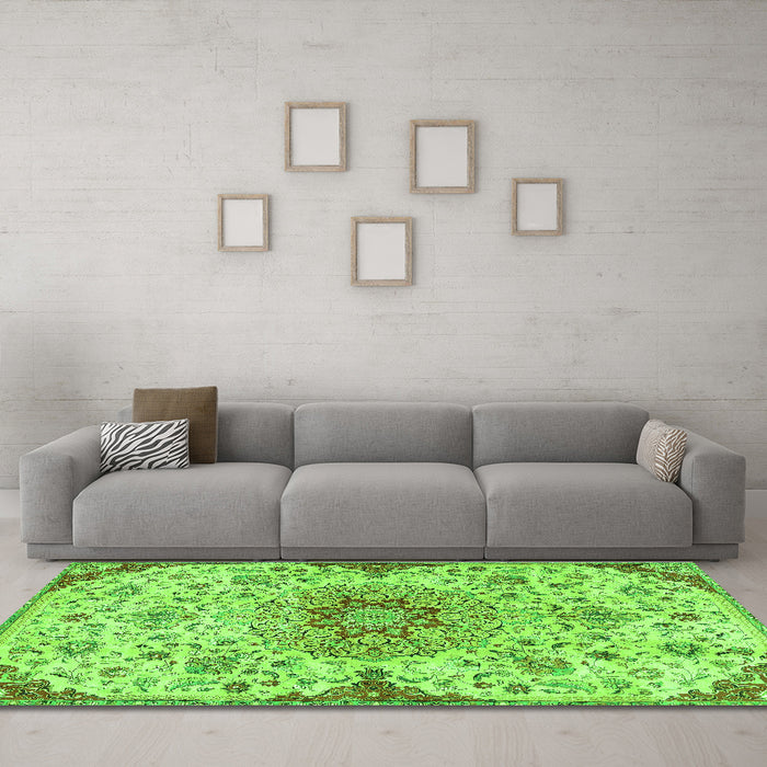 Machine Washable Persian Green Traditional Area Rugs in a Living Room,, wshtr4294grn