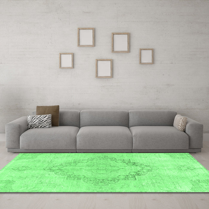 Machine Washable Persian Emerald Green Traditional Area Rugs in a Living Room,, wshtr4299emgrn