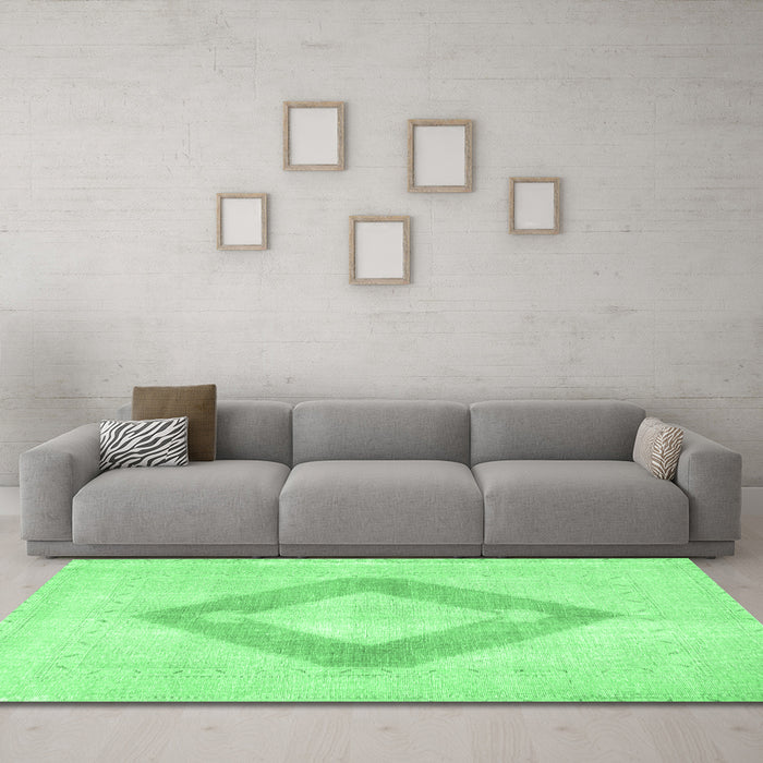 Machine Washable Persian Emerald Green Traditional Area Rugs in a Living Room,, wshtr4344emgrn