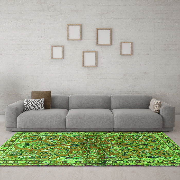 Machine Washable Persian Green Traditional Area Rugs in a Living Room,, wshtr4348grn