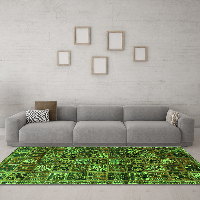 Machine Washable Animal Green Traditional Area Rugs in a Living Room,, wshtr4365grn
