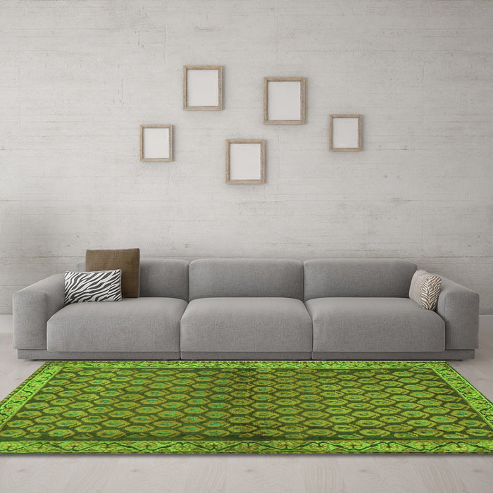 Machine Washable Persian Green Traditional Area Rugs in a Living Room,, wshtr4373grn
