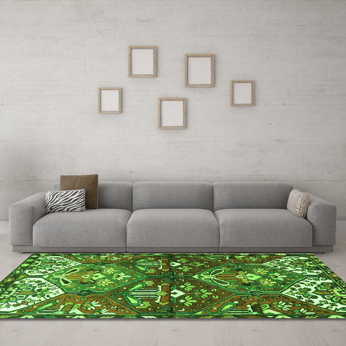 Machine Washable Persian Green Traditional Area Rugs in a Living Room,, wshtr4397grn