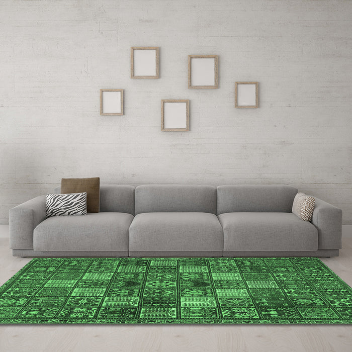 Machine Washable Persian Emerald Green Traditional Area Rugs in a Living Room,, wshtr4422emgrn