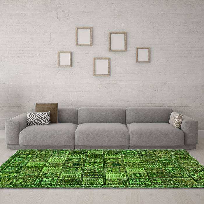 Machine Washable Persian Green Traditional Area Rugs in a Living Room,, wshtr4422grn