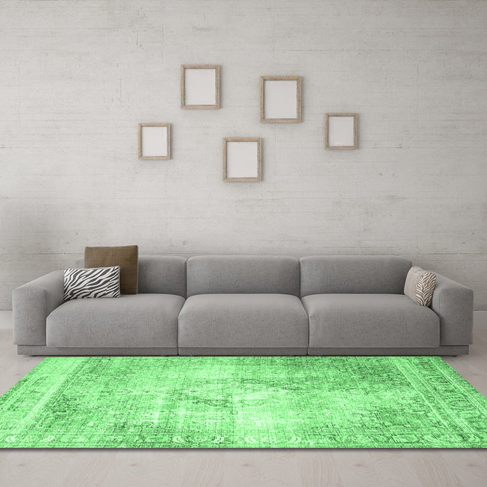 Machine Washable Persian Emerald Green Traditional Area Rugs in a Living Room,, wshtr4468emgrn