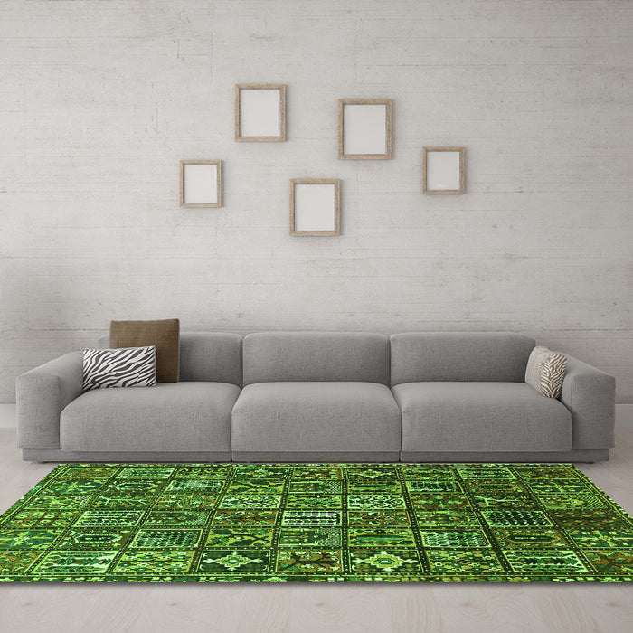 Machine Washable Persian Green Traditional Area Rugs in a Living Room,, wshtr4528grn