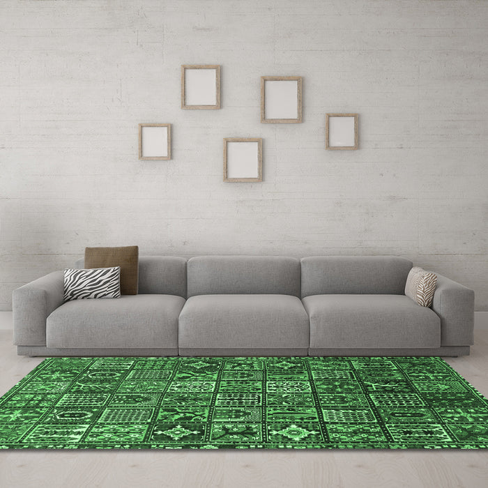 Machine Washable Persian Emerald Green Traditional Area Rugs in a Living Room,, wshtr4528emgrn