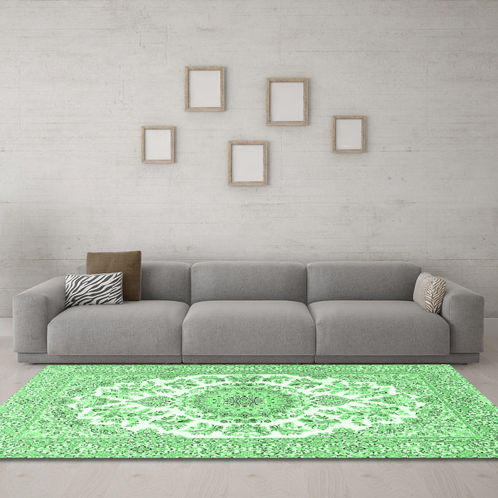 Machine Washable Persian Emerald Green Traditional Area Rugs in a Living Room,, wshtr4582emgrn