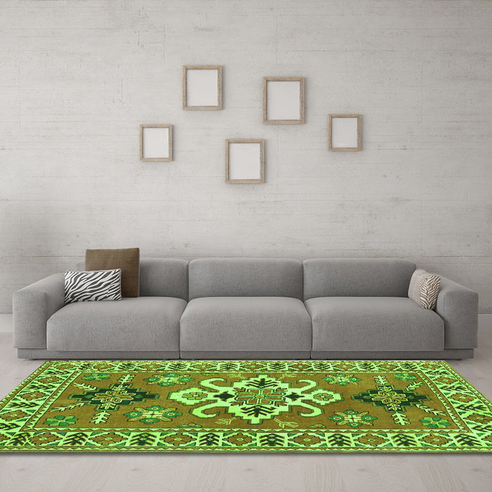 Machine Washable Geometric Green Traditional Area Rugs in a Living Room,, wshtr458grn