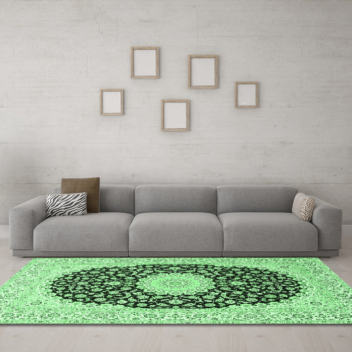 Machine Washable Medallion Emerald Green Traditional Area Rugs in a Living Room,, wshtr4597emgrn