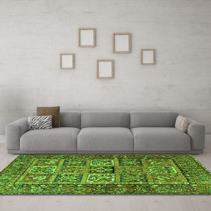 Machine Washable Animal Green Traditional Area Rugs in a Living Room,, wshtr4632grn