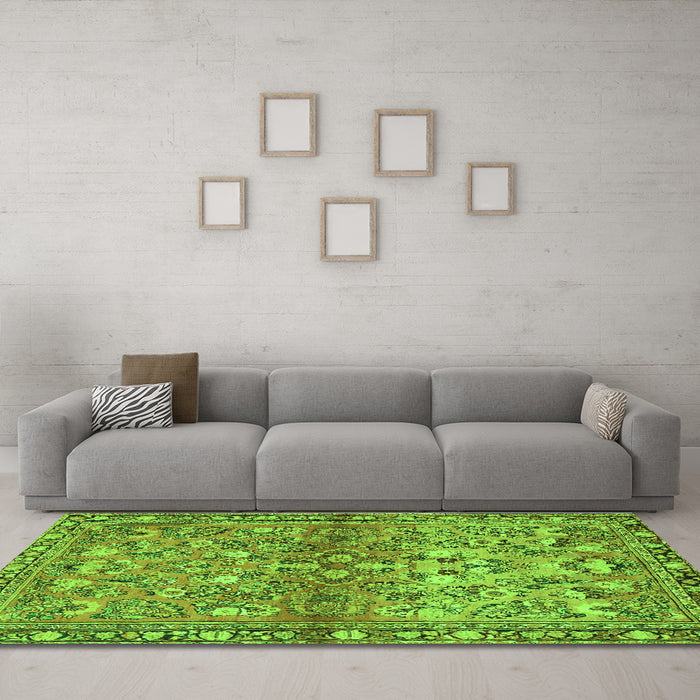 Machine Washable Persian Green Traditional Area Rugs in a Living Room,, wshtr4717grn