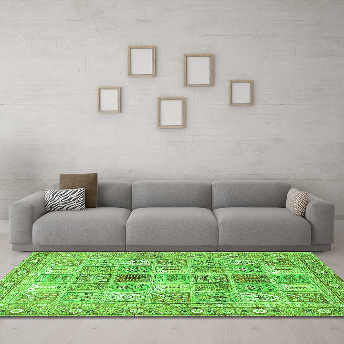 Machine Washable Persian Green Traditional Area Rugs in a Living Room,, wshtr4767grn