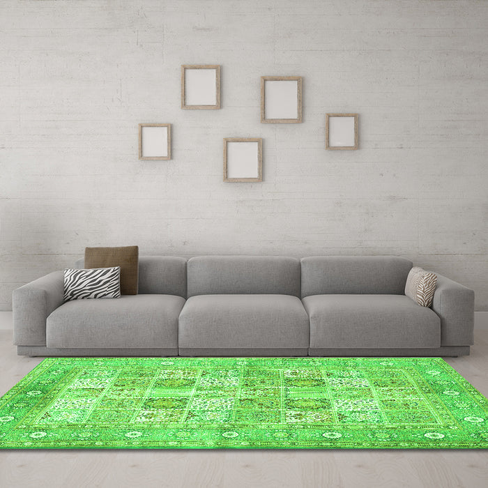 Machine Washable Persian Green Traditional Area Rugs in a Living Room,, wshtr4829grn