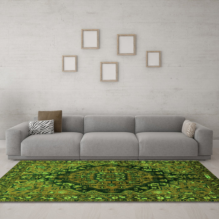 Machine Washable Persian Green Traditional Area Rugs in a Living Room,, wshtr580grn