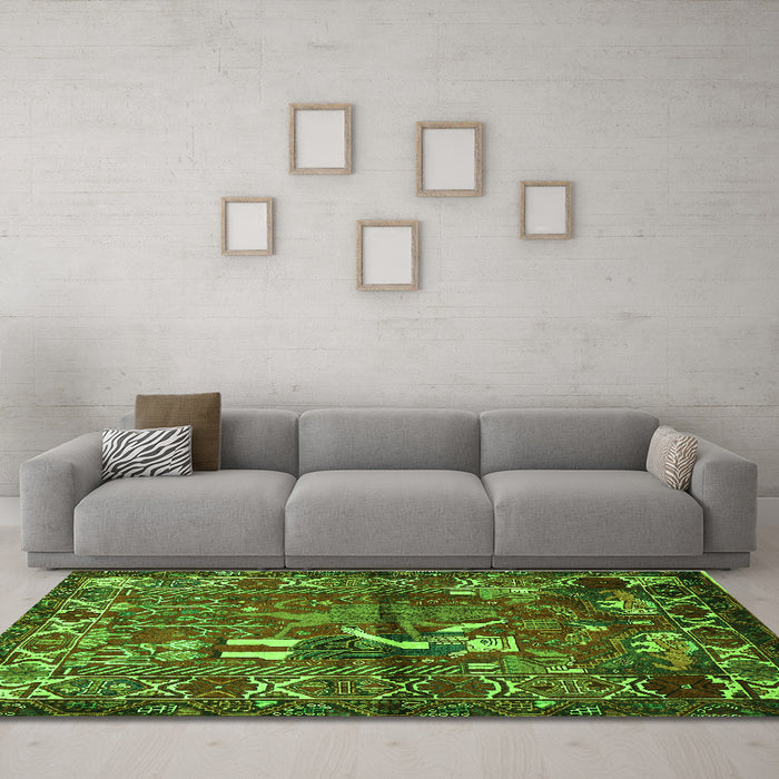 Machine Washable Animal Green Traditional Area Rugs in a Living Room,, wshtr625grn
