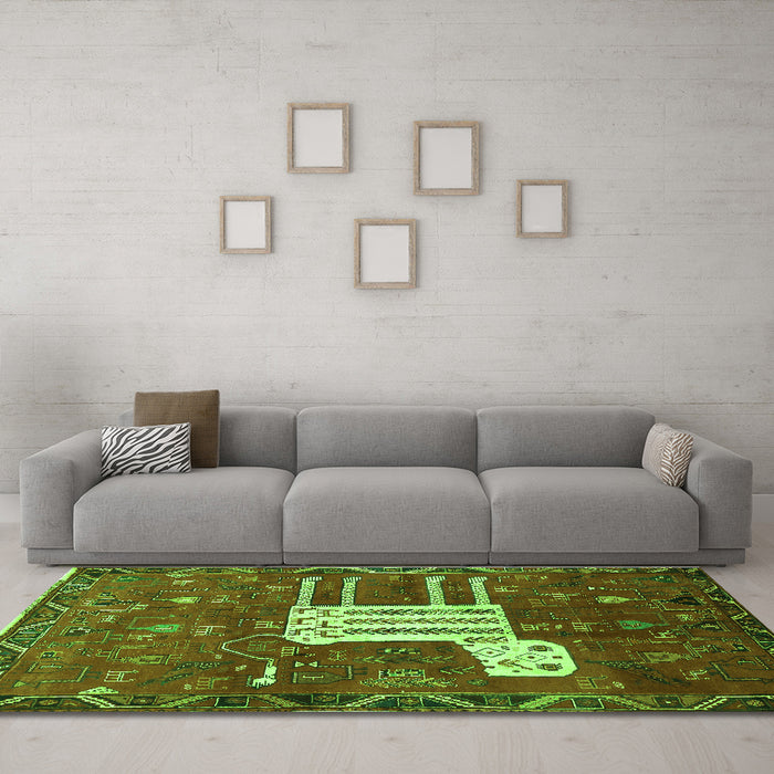 Machine Washable Animal Green Traditional Area Rugs in a Living Room,, wshtr630grn