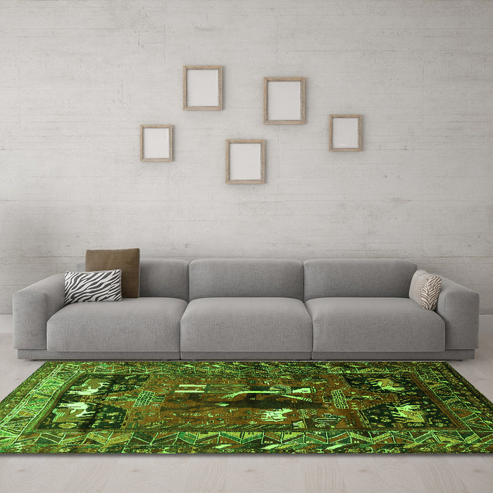 Machine Washable Animal Green Traditional Area Rugs in a Living Room,, wshtr631grn