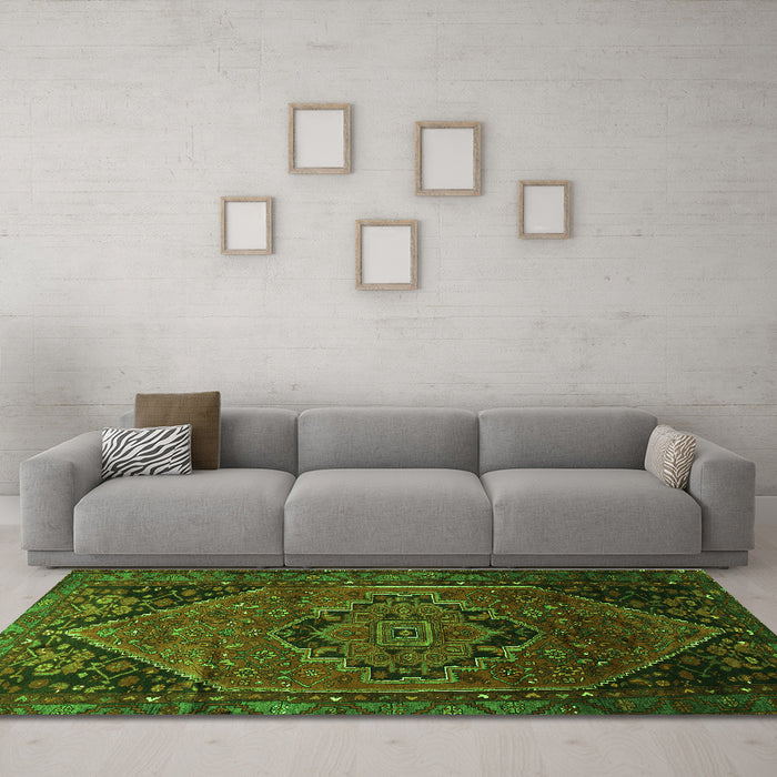 Machine Washable Persian Green Traditional Area Rugs in a Living Room,, wshtr640grn