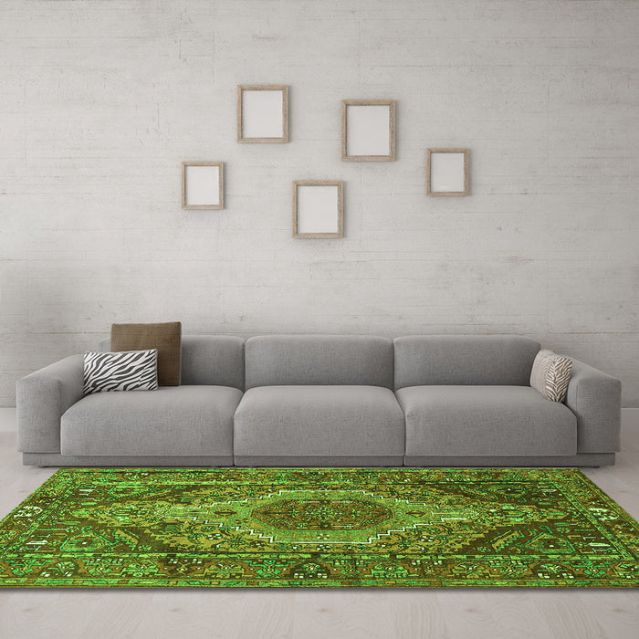Machine Washable Persian Green Traditional Area Rugs in a Living Room,, wshtr661grn