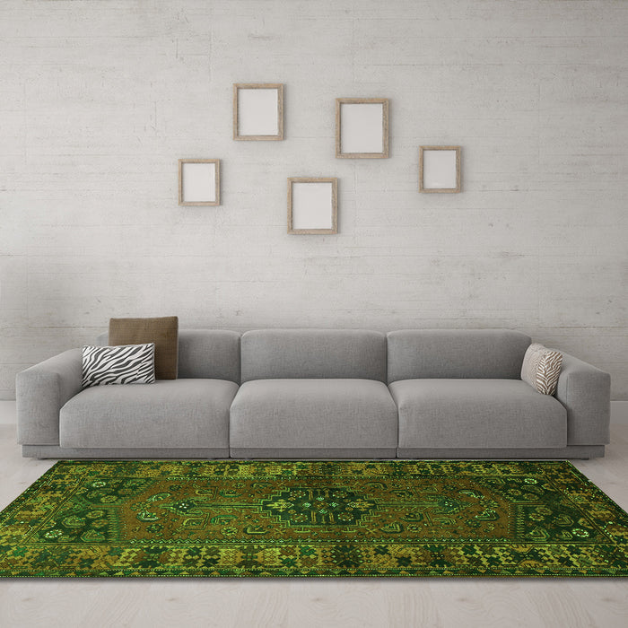 Machine Washable Persian Green Traditional Area Rugs in a Living Room,, wshtr672grn