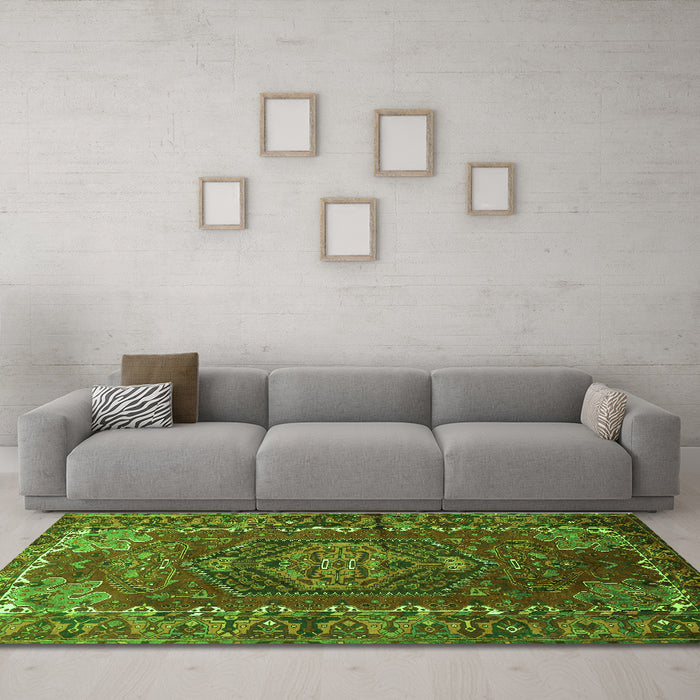 Machine Washable Persian Green Traditional Area Rugs in a Living Room,, wshtr679grn
