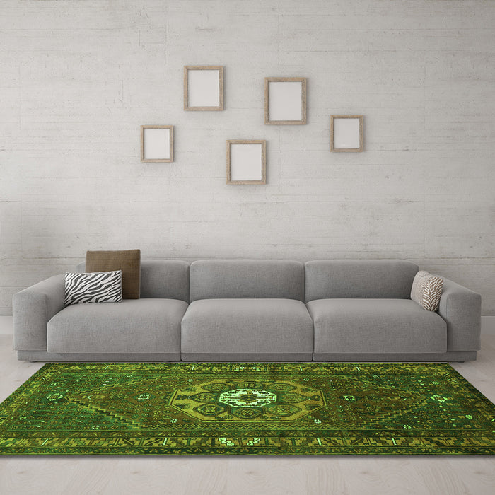 Machine Washable Persian Green Traditional Area Rugs in a Living Room,, wshtr686grn
